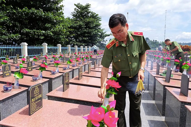 Đoàn công tác Báo CAND dâng hương Nghĩa trang liệt sĩ huyện KBang - Ảnh minh hoạ 2