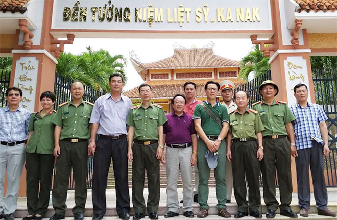 Đoàn công tác Báo CAND dâng hương Nghĩa trang liệt sĩ huyện KBang