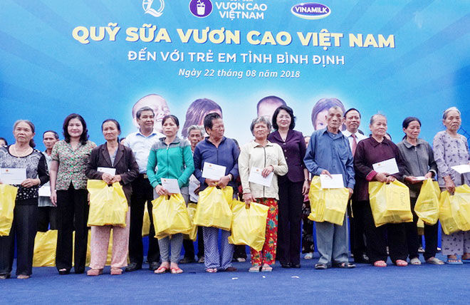 Phó Chủ tịch nước Đặng Thị Ngọc Thịnh trao tặng sữa và nhà tình thương tại Bình Định