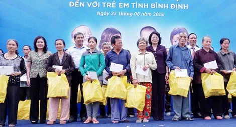 Phó Chủ tịch nước Đặng Thị Ngọc Thịnh trao tặng sữa và nhà tình thương tại Bình Định