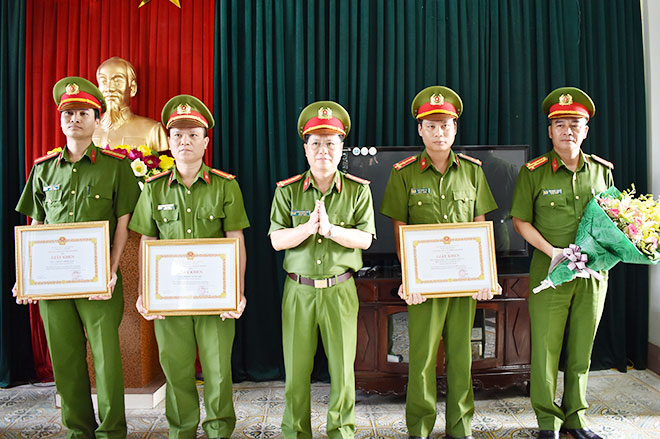 Khen thưởng tổ công tác Công an huyện bắt nhanh đối tượng cướp tài sản