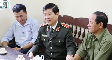 Thứ trưởng Nguyễn Văn Sơn tặng quà cho gia đình chính sách tại Quảng Ninh