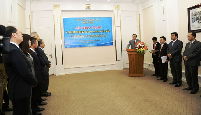 Bộ Công an trao Kỷ niệm chương tặng Trưởng Đại diện Bộ An ninh quốc gia Trung Quốc