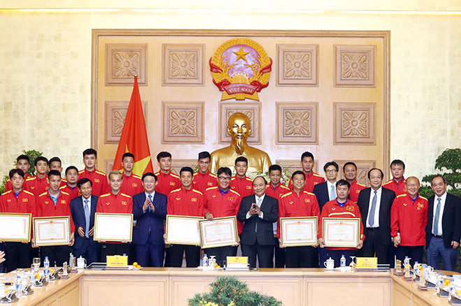 Thủ tướng Nguyễn Xuân Phúc trao tặng Bằng khen của Thủ tướng Chính phủ cho các cầu thủ. Ảnh: TTXVN.