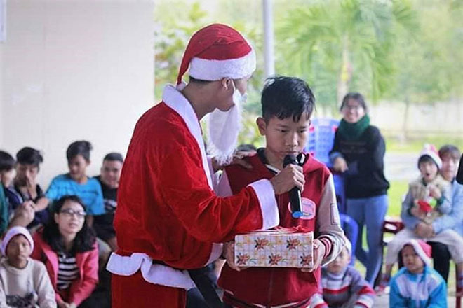 Nỗi niềm “ông già Noel” quyên góp giúp trẻ em bất hạnh