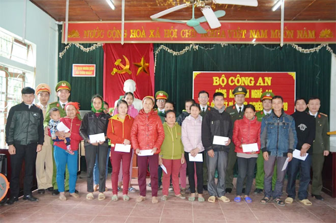 Trao 162 suất quà cho học sinh nghèo tại Nghệ An - Ảnh minh hoạ 4