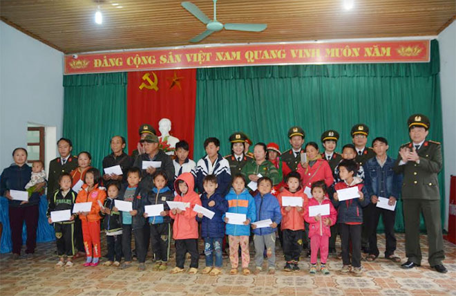 Trao 162 suất quà cho học sinh nghèo tại Nghệ An - Ảnh minh hoạ 2