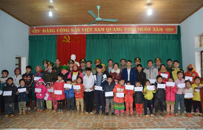 Trao 162 suất quà cho học sinh nghèo tại Nghệ An