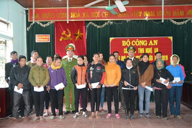 Trao 162 suất quà cho học sinh nghèo tại Nghệ An - Ảnh minh hoạ 3