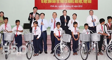 Phó Thủ tướng Thường trực Trương Hòa Bình tặng quà học sinh nghèo vượt khó tỉnh Bình Định