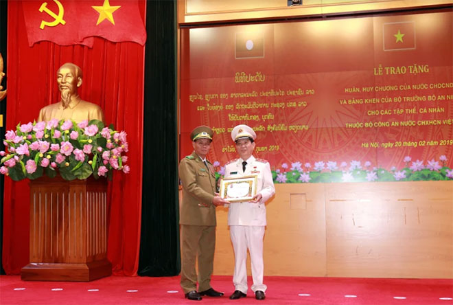 Trao phần thưởng cao quý của Nhà nước CHDCND Lào cho tập thể, cá nhân thuộc Bộ Công an Việt Nam