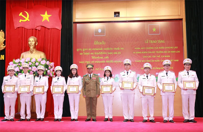 Trao phần thưởng cao quý của Nhà nước CHDCND Lào cho tập thể, cá nhân thuộc Bộ Công an Việt Nam - Ảnh minh hoạ 4