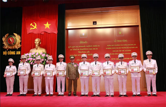 Trao phần thưởng cao quý của Nhà nước CHDCND Lào cho tập thể, cá nhân thuộc Bộ Công an Việt Nam - Ảnh minh hoạ 2