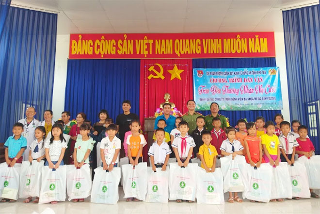 200 suất quà tặng cho người nghèo xã Hòa Tân Đông - Ảnh minh hoạ 3