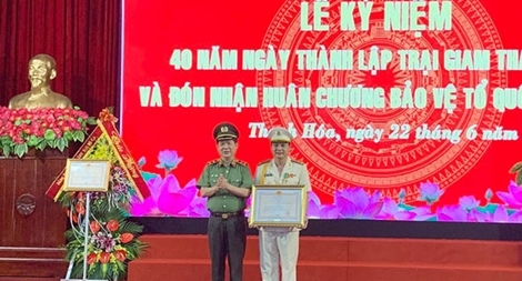 Trại giam Thanh Lâm đón nhận Huân chương Bảo vệ Tổ quốc hạng Nhì