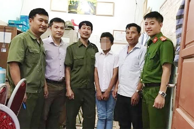 Cậu bé 12 tuổi người Mông đi lạc được Công an chăm sóc, tìm lại người thân