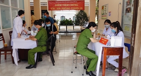 Tiêm vaccine COVID-19 cho cán bộ chến sĩ Công an tỉnh Bình Thuận
