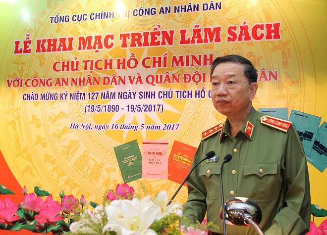 Khai mạc triển lãm sách về Chủ tịch Hồ Chí Minh với CAND và QĐND