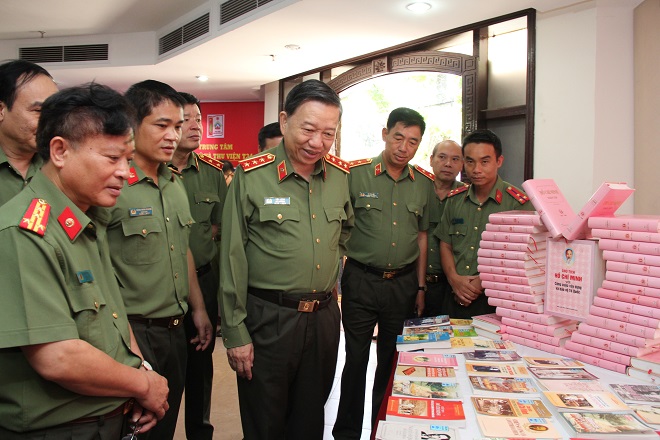 Khai mạc triển lãm sách về Chủ tịch Hồ Chí Minh với CAND và QĐND - Ảnh minh hoạ 9