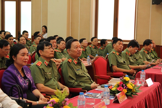 Khai mạc triển lãm sách về Chủ tịch Hồ Chí Minh với CAND và QĐND - Ảnh minh hoạ 3