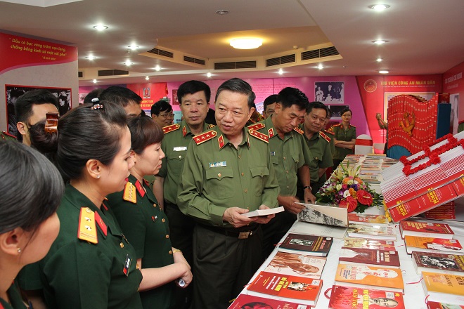 Khai mạc triển lãm sách về Chủ tịch Hồ Chí Minh với CAND và QĐND - Ảnh minh hoạ 10