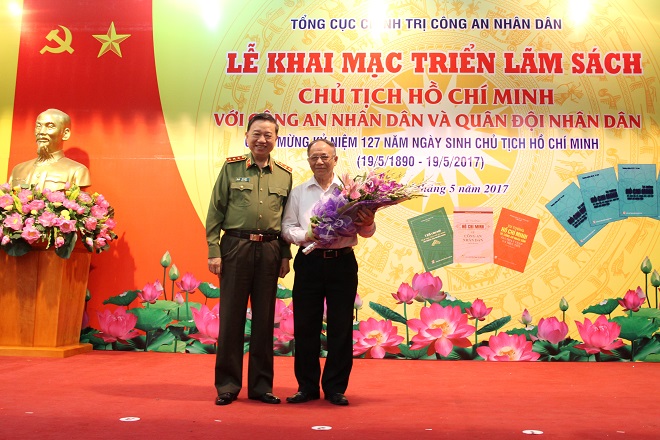 Khai mạc triển lãm sách về Chủ tịch Hồ Chí Minh với CAND và QĐND - Ảnh minh hoạ 5