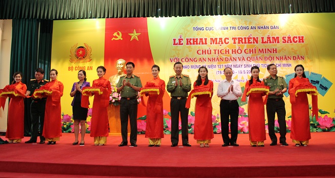Khai mạc triển lãm sách về Chủ tịch Hồ Chí Minh với CAND và QĐND - Ảnh minh hoạ 8