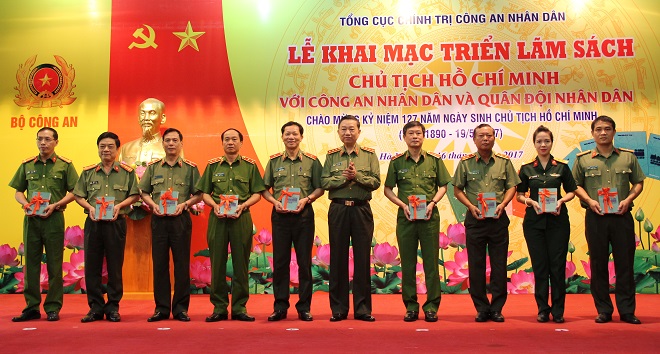 Khai mạc triển lãm sách về Chủ tịch Hồ Chí Minh với CAND và QĐND - Ảnh minh hoạ 7