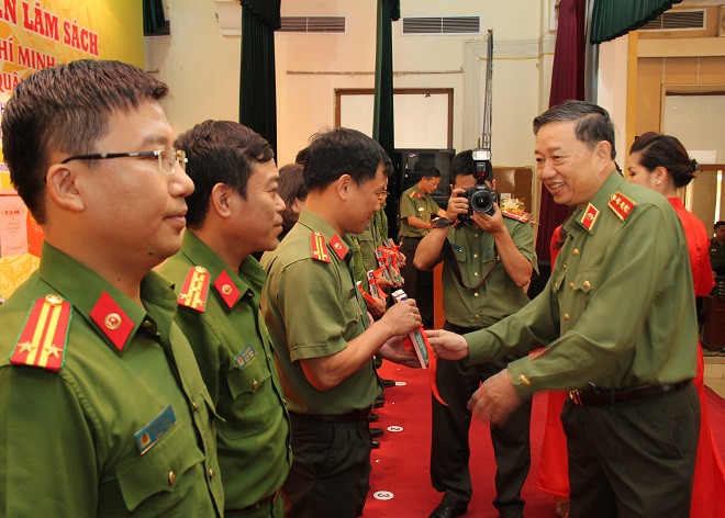 Khai mạc triển lãm sách về Chủ tịch Hồ Chí Minh với CAND và QĐND - Ảnh minh hoạ 6