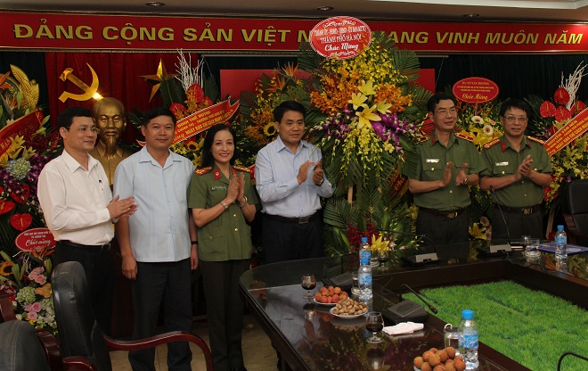 Chủ tịch UBND thành phố Hà Nội Nguyễn Đức Chung thăm, chúc mừng Báo CAND - Ảnh minh hoạ 3