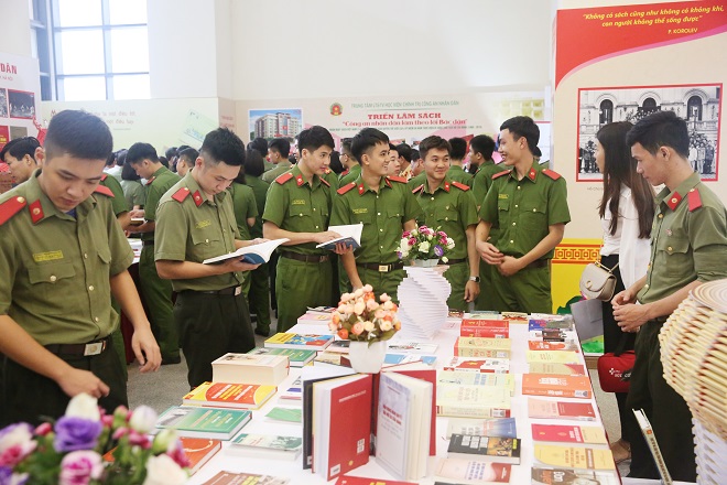 Bộ trưởng Tô Lâm phát động phong trào đọc sách trong Công an nhân dân - Ảnh minh hoạ 9