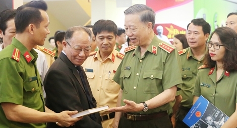 Bộ trưởng Tô Lâm phát động phong trào đọc sách trong Công an nhân dân