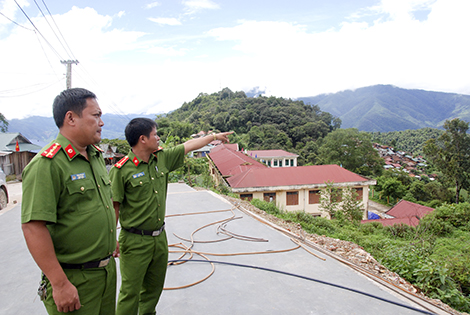 Cán bộ Công an huyện Mường Tè thường xuyên bám bản, bám dân.