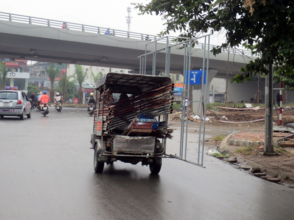 Xe ba bánh chở hàng cồng kềnh trên đường Hoàng Quốc Việt, Hà Nội. (Ảnh chụp sáng 24-9)