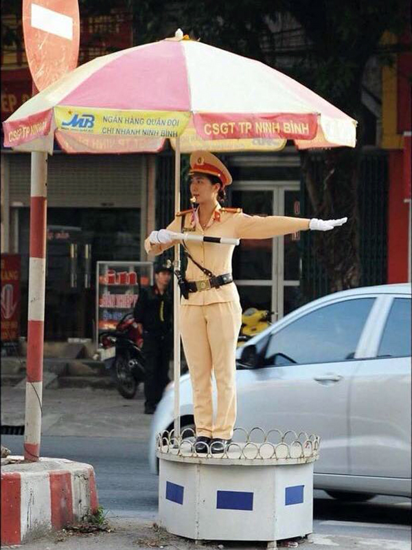 Nữ Cảnh sát giao thông hết lòng phục vụ nhân dân
