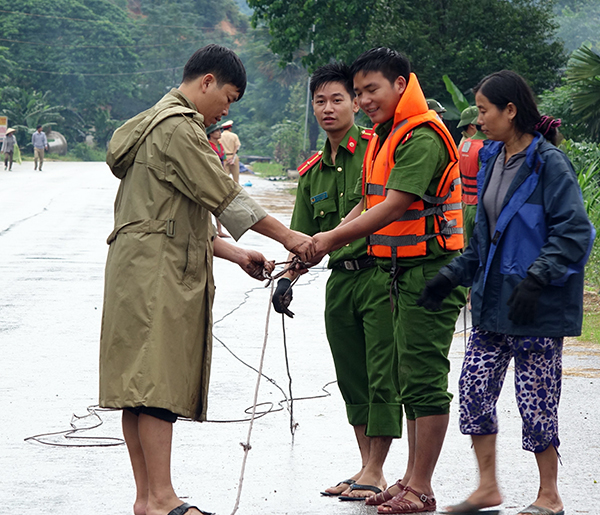 Công an dầm mưa cứu người trong cơn lũ - Ảnh minh hoạ 3