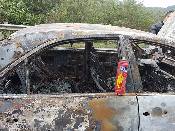 Toyota Camry cháy trơ khung khi xuống đèo Gió - Ảnh 1.