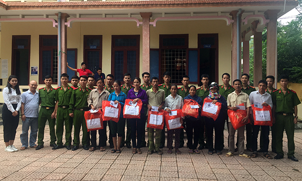 Học viện CSND trao quà cho người dân vùng lũ Quảng Bình - Ảnh minh hoạ 2