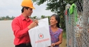 Trao quà cứu trợ cho người dân vùng tâm lũ ở Bình Định