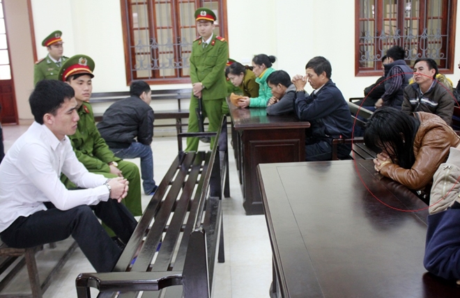 Chị Hờ Y Dềnh, vợ của tử tù Hạ Bá Hùa gục mặt khóc nức nở trong phiên tòa sơ thẩm của chồng (tháng 3-2016).