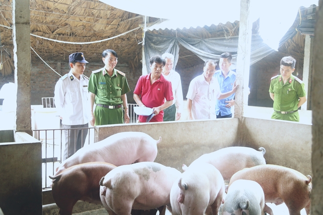Học viện CSND đồng hành cùng  nông dân tiêu thụ lợn