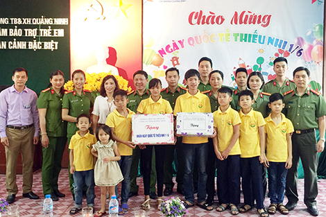 Thăm và tặng quà cho trẻ em nghèo, gia đình khó khăn tại đảo Trần