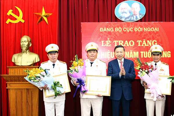 Bộ trưởng Tô Lâm trao tặng Huy hiệu 30 năm tuổi Đảng cho đảng viên Cục Đối ngoại