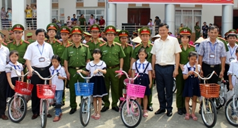 Học viện CSND  tặng 100 xe đạp tại Hưng Yên