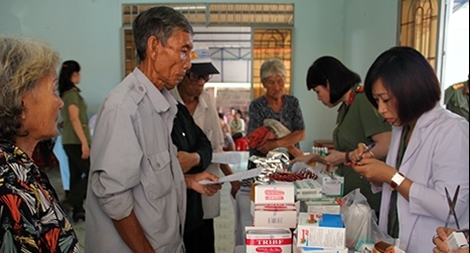 Khám bệnh, phát thuốc miễn phí cho người dân nghèo huyện Tân Biên