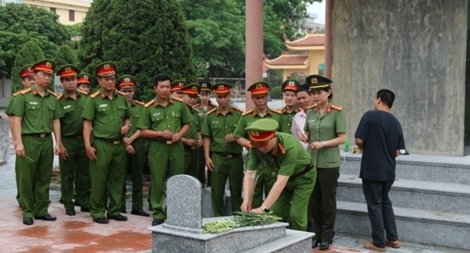 Dâng hương phần mộ Anh hùng Liệt sĩ Công an Nguyễn Thái Bình