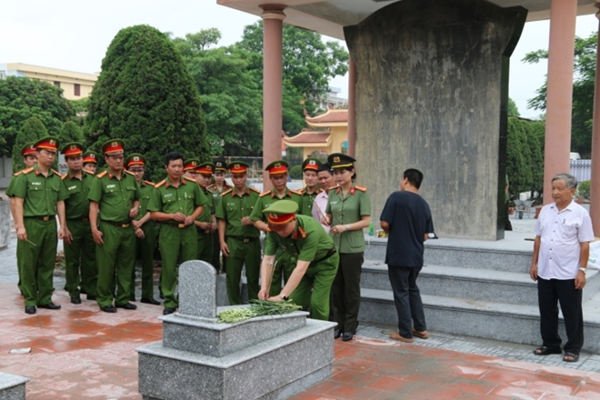 Dâng hương phần mộ Anh hùng Liệt sĩ Công an Nguyễn Thái Bình