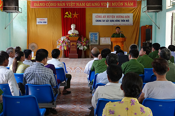 Công an Hương Sơn tặng ghế  ngồi cho nhà văn hóa thôn