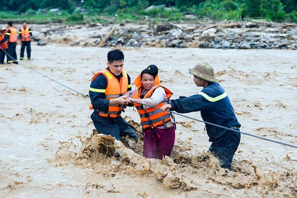 Công an Sơn La giúp nhân dân khắc phục hậu quả mưa lũ