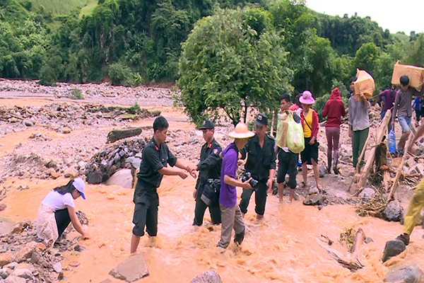 Công an Sơn La giúp nhân dân khắc phục hậu quả mưa lũ - Ảnh minh hoạ 3